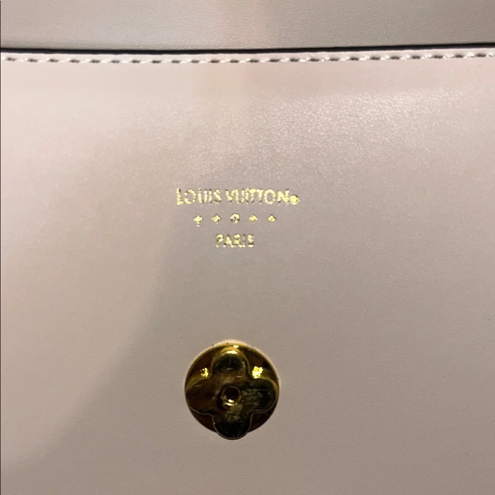 Louis Vuitton Beige Crossbody Bag with Gold Accent - Picture 3 of 5